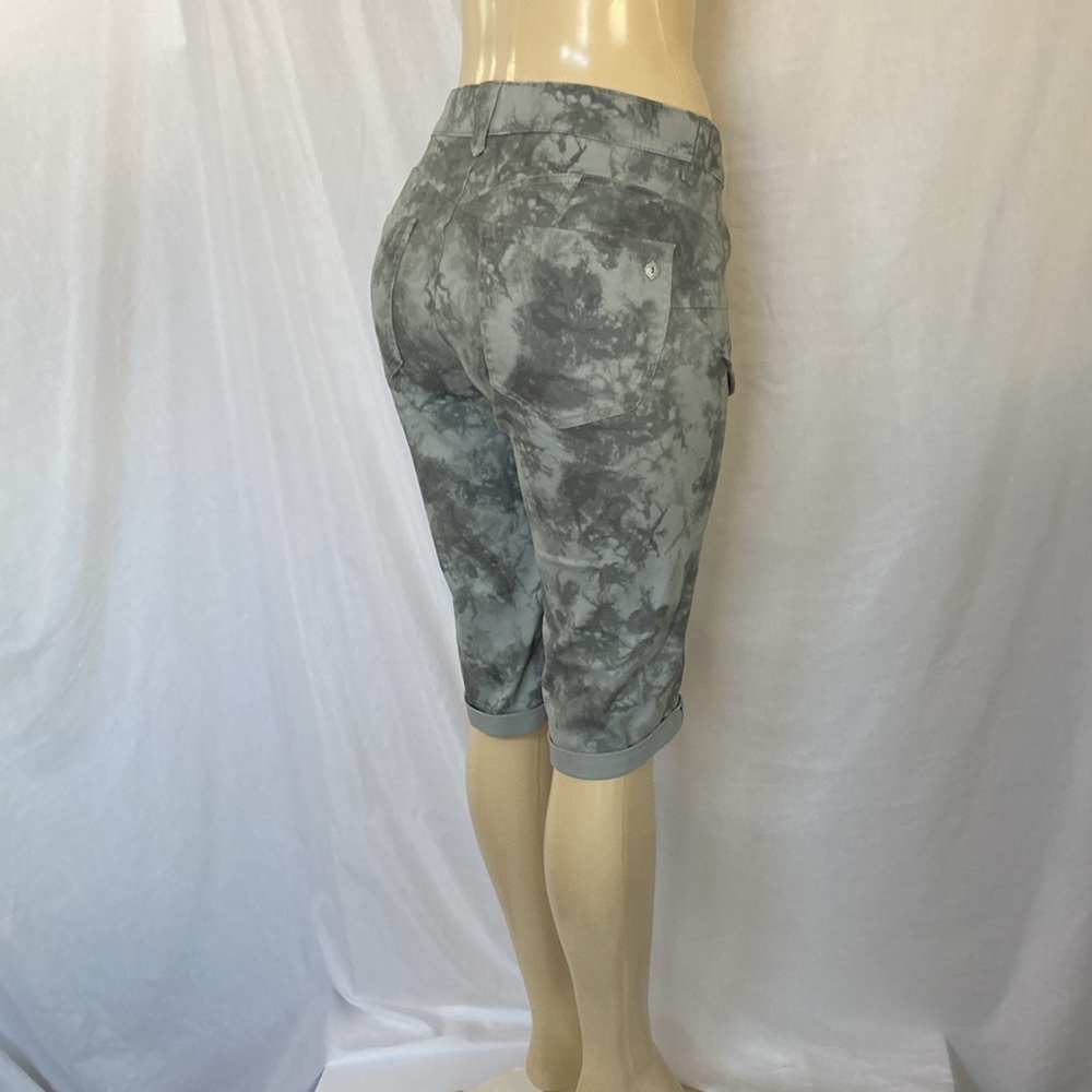 COPY-DEMOCRACY Jeans Green Pattern Print Size 18WP Booty Lift Plus Bermudas NWOT